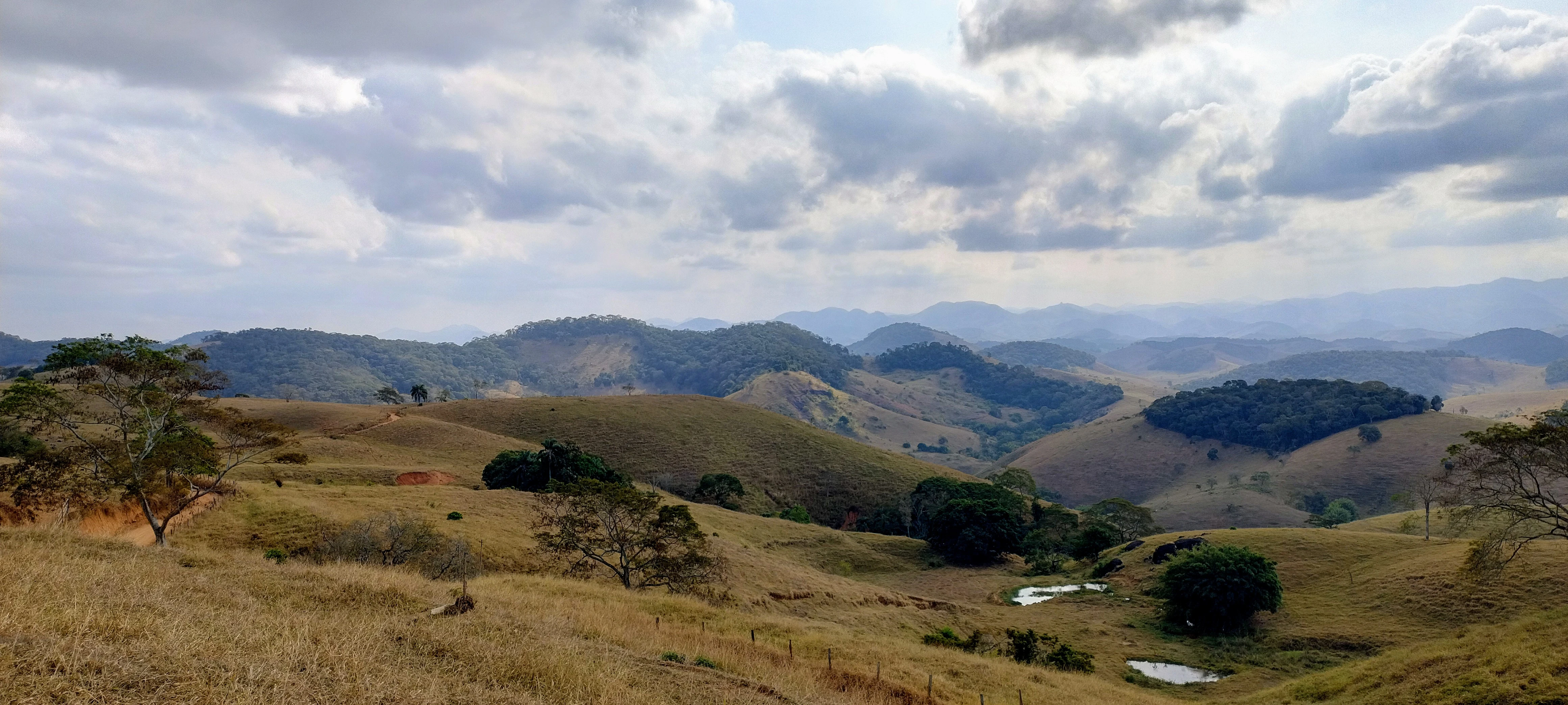 Paisagem de montanhas com céu nublado